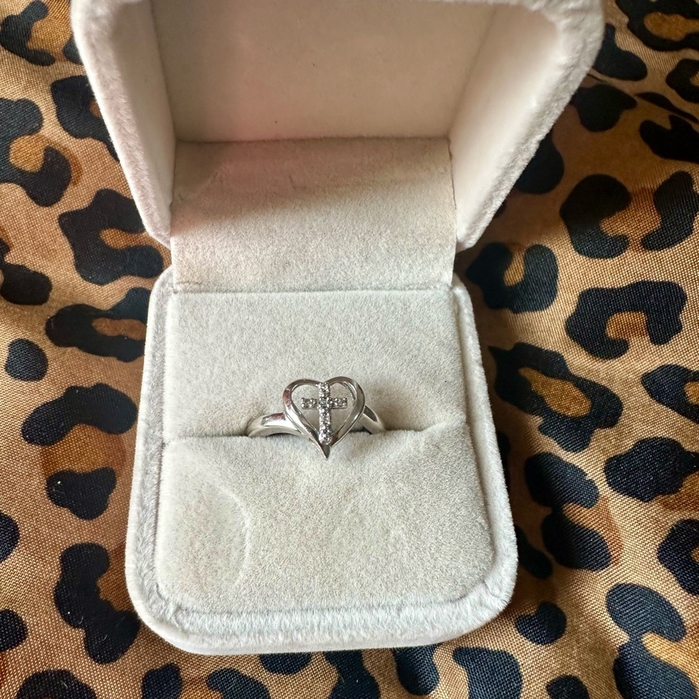 10k White Gold Heart With Diamonds Cross Ring - Picture 2 of 8